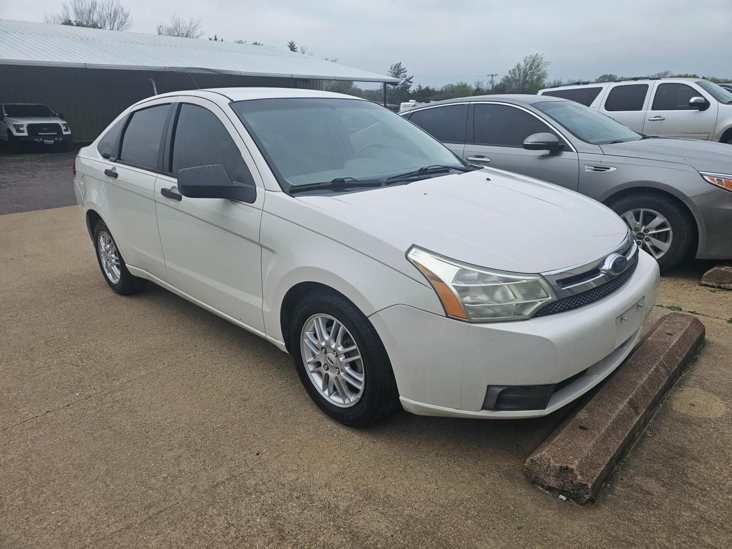 2009 WHITE Ford Focus SE Sedan (1FAHP35N49W) with an 2.0L L4 DOHC 16V engine, located at 533 S Seven Points BLVD, Seven Points, TX, 75143, (430) 255-4030, 32.313999, -96.209351 - Photo#1